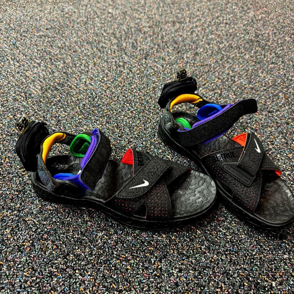 Nike BETRUE Air Deschutz Sandals Women 7/6.5/Men 5